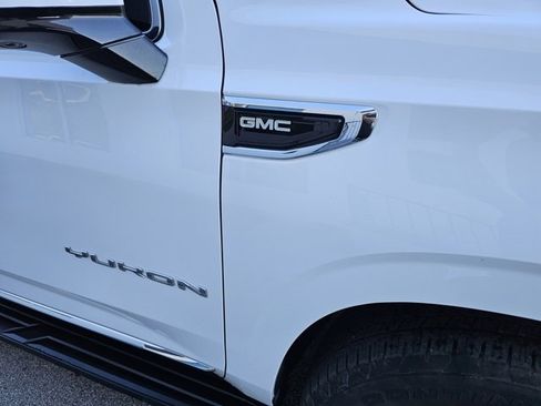 Used 2023 GMC Yukon XL SLT w/ SLT Luxury Package image 12