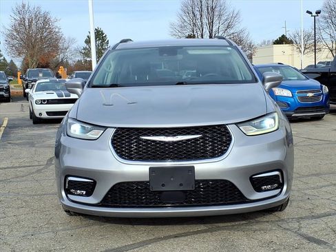 Used 2021 Chrysler Pacifica Touring image 2