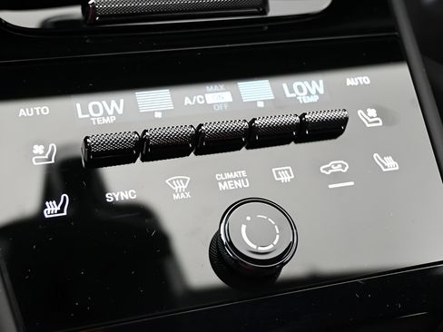 Certified 2025 Porsche Cayenne GTS AWD/4WD image 13