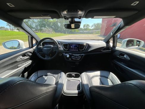 Used 2018 Chrysler Pacifica Touring-L Plus w/ Advanced Safetytec Group FWD image 21