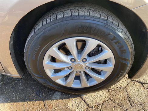 Used 2017 Chrysler Pacifica Touring-L image 37