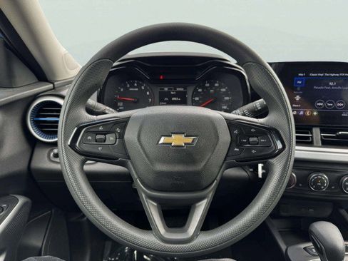 Used 2025 Chevrolet Trax LS w/ LS Convenience Package image 27