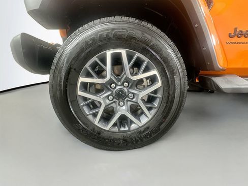 Used 2025 Jeep Wrangler Unlimited Sahara AWD/4WD image 32