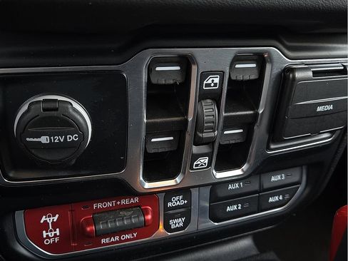 Used 2024 Jeep Wrangler Unlimited Rubicon 4xe AWD/4WD image 16