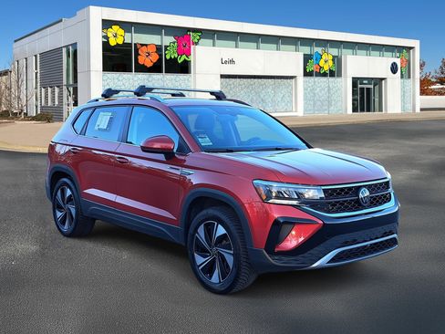 Used 2024 Volkswagen Taos SE image 1