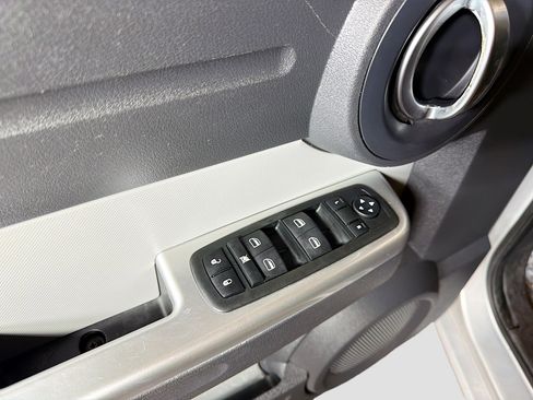 Used 2010 Dodge Nitro SXT image 13