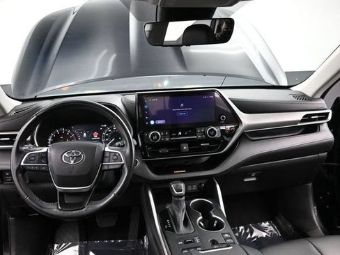 Used 2023 Toyota Highlander XLE AWD/4WD image 16