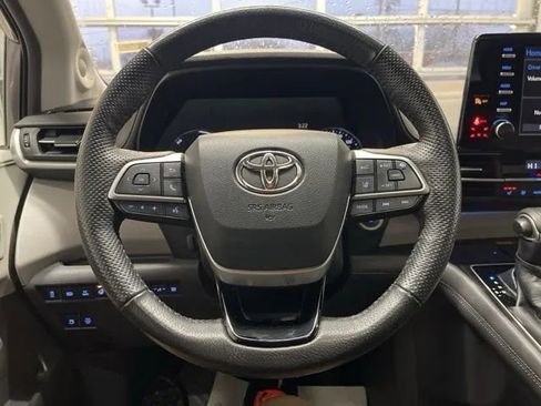 Used 2022 Toyota Sienna Limited image 21