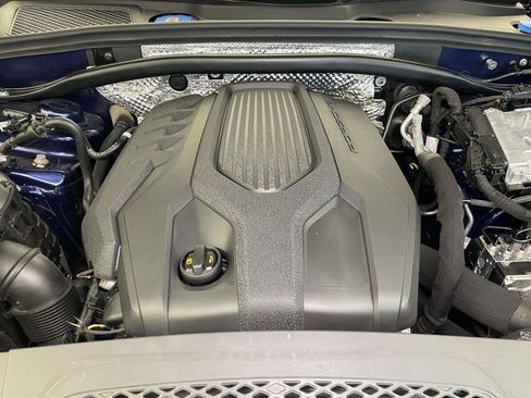 Certified 2022 Porsche Macan AWD/4WD image 24