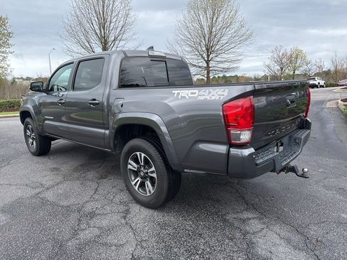 Used 2017 Toyota Tacoma TRD Sport image 4