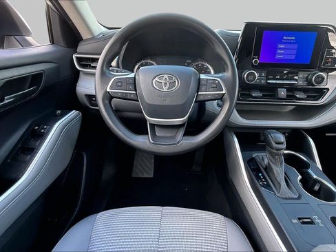 Used 2023 Toyota Highlander L FWD image 5