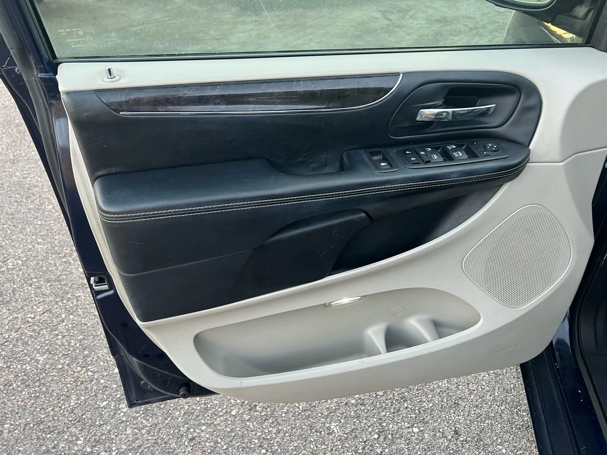 Used 2013 Chrysler Town & Country Touring-L w/ Entertainment Group #2 FWD image 5