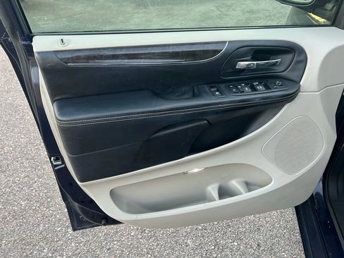 Used 2013 Chrysler Town & Country Touring-L w/ Entertainment Group #2 FWD image 5