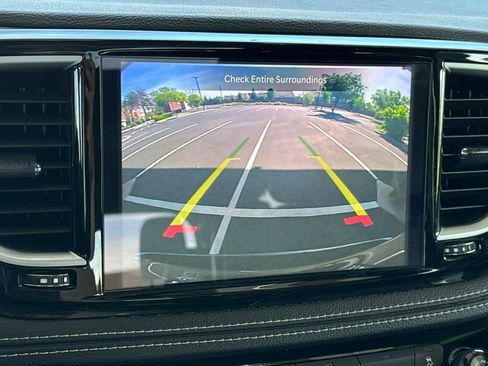 Used 2025 Chrysler Pacifica Limited image 31