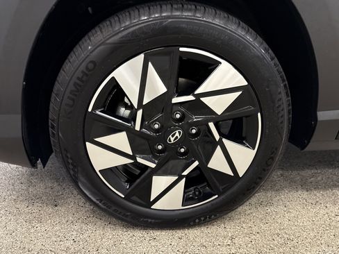 Used 2024 Hyundai Kona SEL image 2