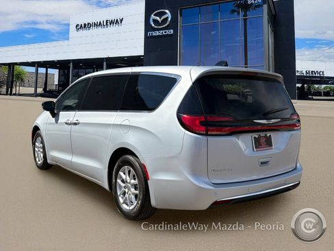 Used 2024 Chrysler Pacifica Touring-L FWD image 4