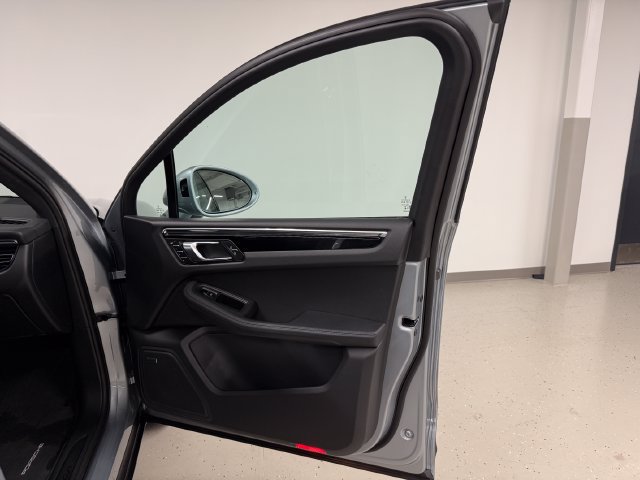 Certified 2026 Porsche Macan AWD/4WD image 33