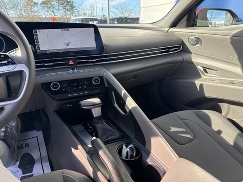 Used 2024 Hyundai Elantra SEL image 36