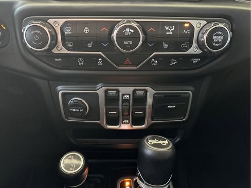 Used 2018 Jeep Wrangler Unlimited Sahara AWD/4WD image 22