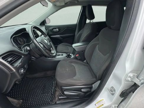 Used 2019 Jeep Cherokee Latitude w/ Cold Weather Group AWD/4WD image 19