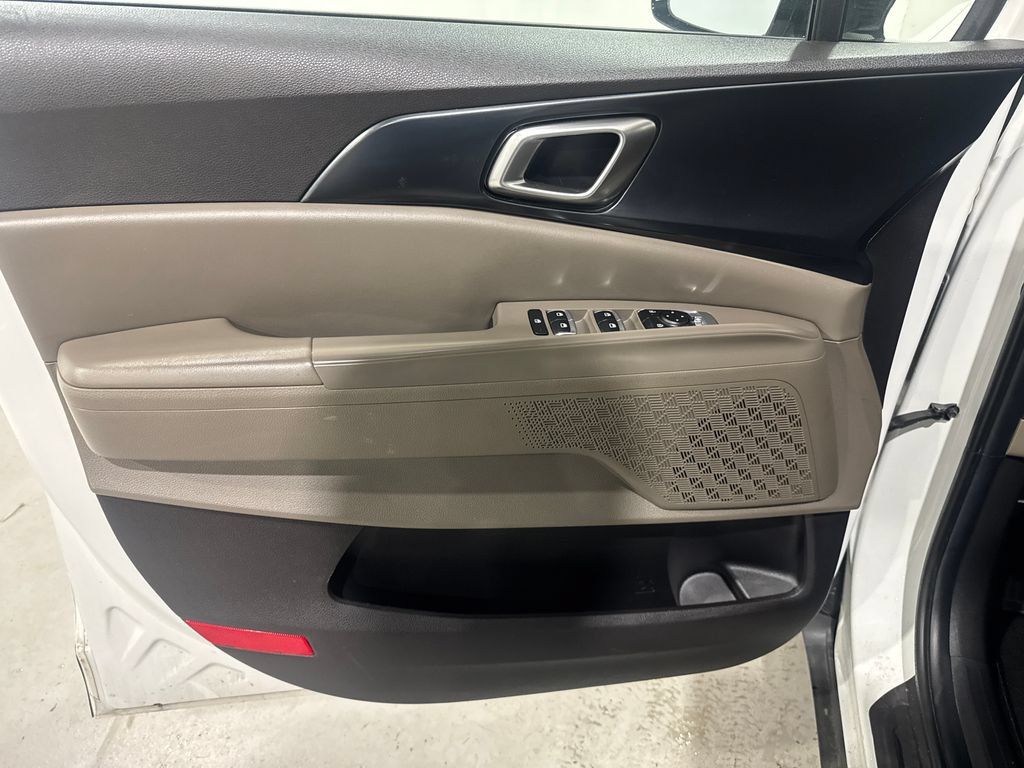 Used 2025 Kia Carnival FWD image 17