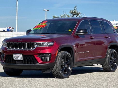 Used 2023 Jeep Grand Cherokee Laredo AWD/4WD image 8