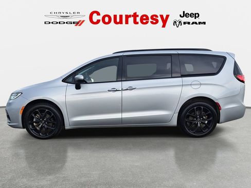Certified 2023 Chrysler Pacifica Touring-L w/ Uconnect Theater Family Group AWD/4WD image 6