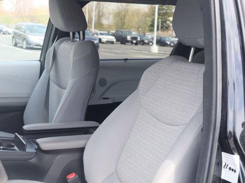 Used 2025 Toyota Sienna LE FWD image 12