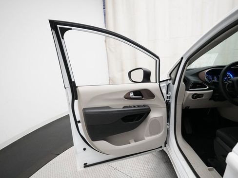 Used 2024 Chrysler Voyager LX image 29