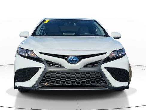 Used 2022 Toyota Camry SE image 2