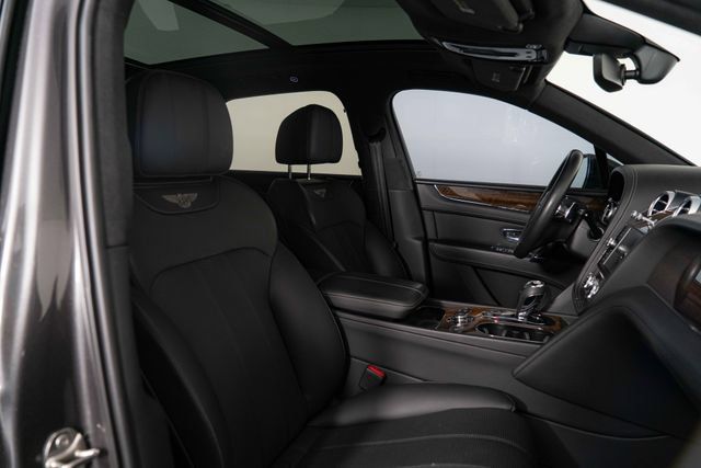 Used 2018 Bentley Bentayga AWD/4WD image 30