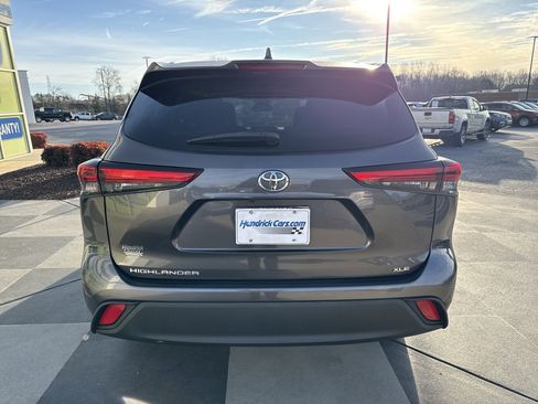 Used 2021 Toyota Highlander XLE image 9