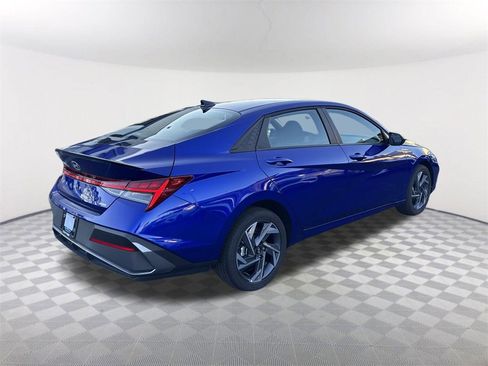 Used 2025 Hyundai Elantra SEL image 5