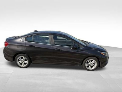 Used 2017 Chevrolet Cruze LT FWD image 2
