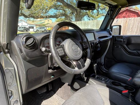 Used 2017 Jeep Wrangler Unlimited Sahara image 13