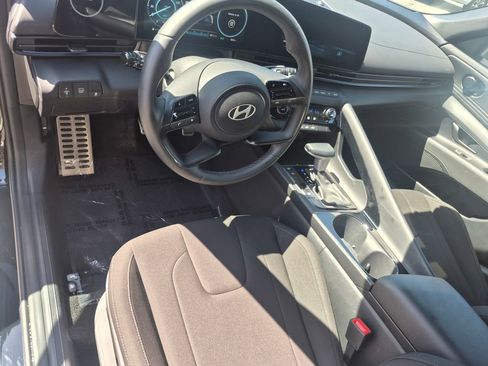 Used 2025 Hyundai Elantra SEL image 19