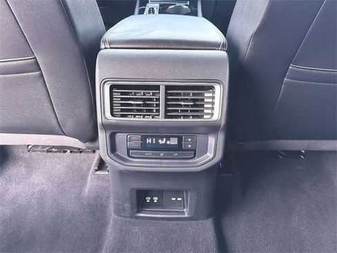 Used 2025 Volkswagen Atlas SE image 21