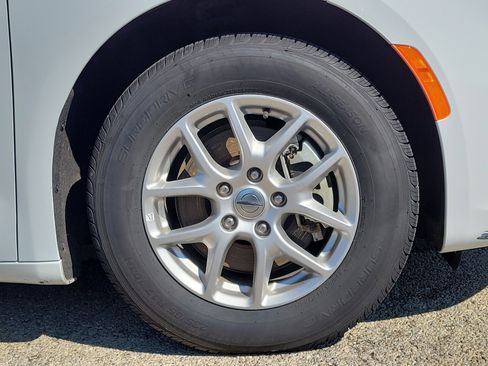 Used 2024 Chrysler Pacifica Touring-L image 5