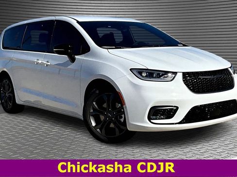 New 2026 Chrysler Pacifica Select image 2