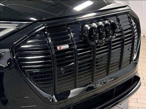 Used 2022 Audi e-tron Premium Plus image 33