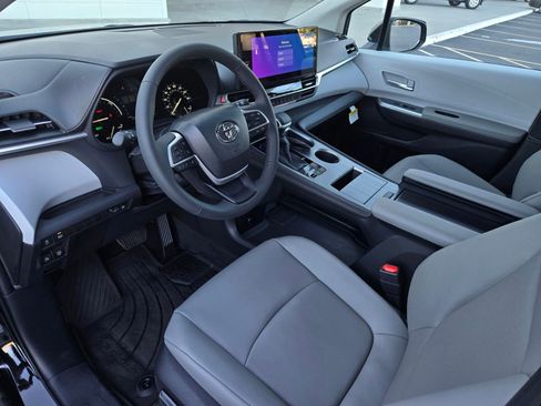Certified 2026 Toyota Sienna XLE FWD image 8