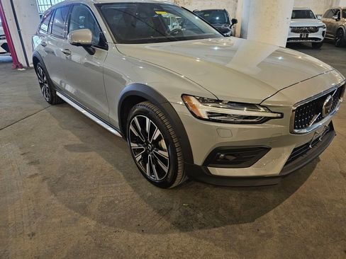 Certified 2025 Volvo V60 B5 Cross Country Ultra image 5