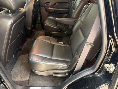 Used 2011 Cadillac Escalade Luxury AWD/4WD image 21