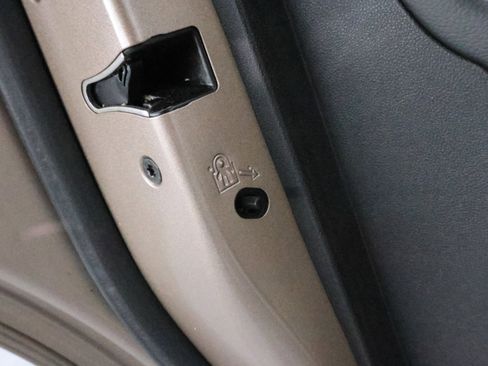 Used 2018 Chevrolet Equinox Premier image 34