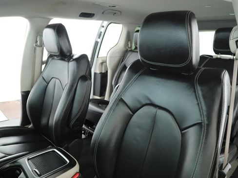 Used 2022 Chrysler Pacifica Touring-L image 4