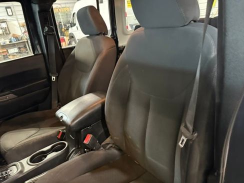 Used 2018 Jeep Wrangler Unlimited Sport AWD/4WD image 35