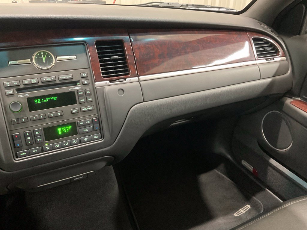 Used 2008 Lincoln Town Car Signature Limited RWD image 19