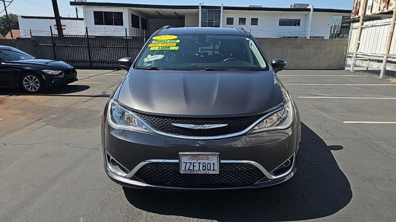Used 2017 Chrysler Pacifica Touring-L w/ Tire & Wheel Group FWD image 3