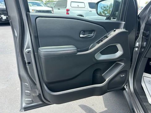 Used 2024 Nissan Frontier SV w/ SV Convenience Package RWD image 12