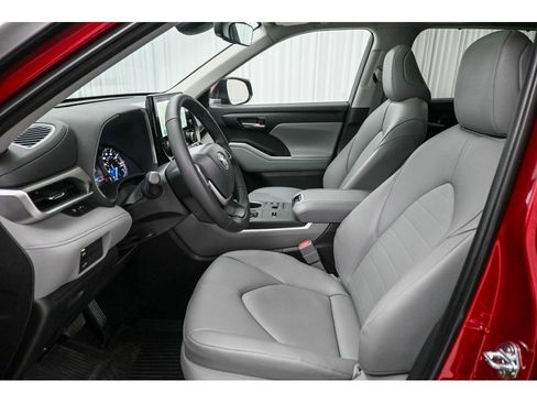 Used 2025 Toyota Highlander XLE image 34